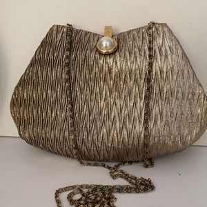 La Regale Ltd. Dinner Bag Gold pleated ~ pearl flip clip closure w/chain